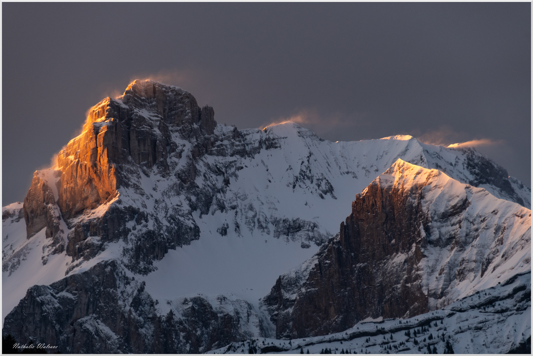 Le vent souffle sur l'Obiou au lever du jour