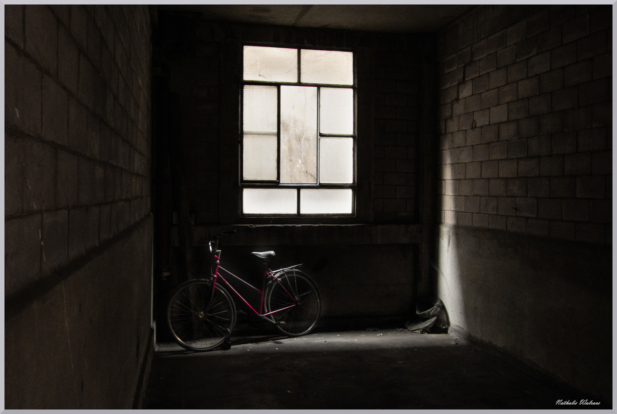 un vélo au fond d'un box